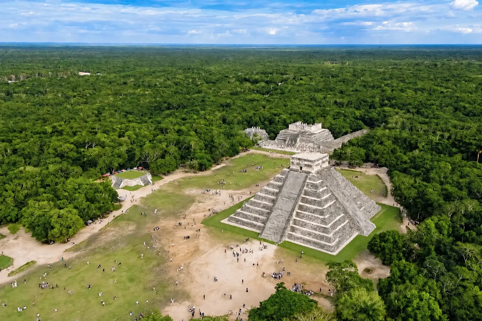 Vista aérea de la pirámide completa de El Castillo en Chichén Itzá