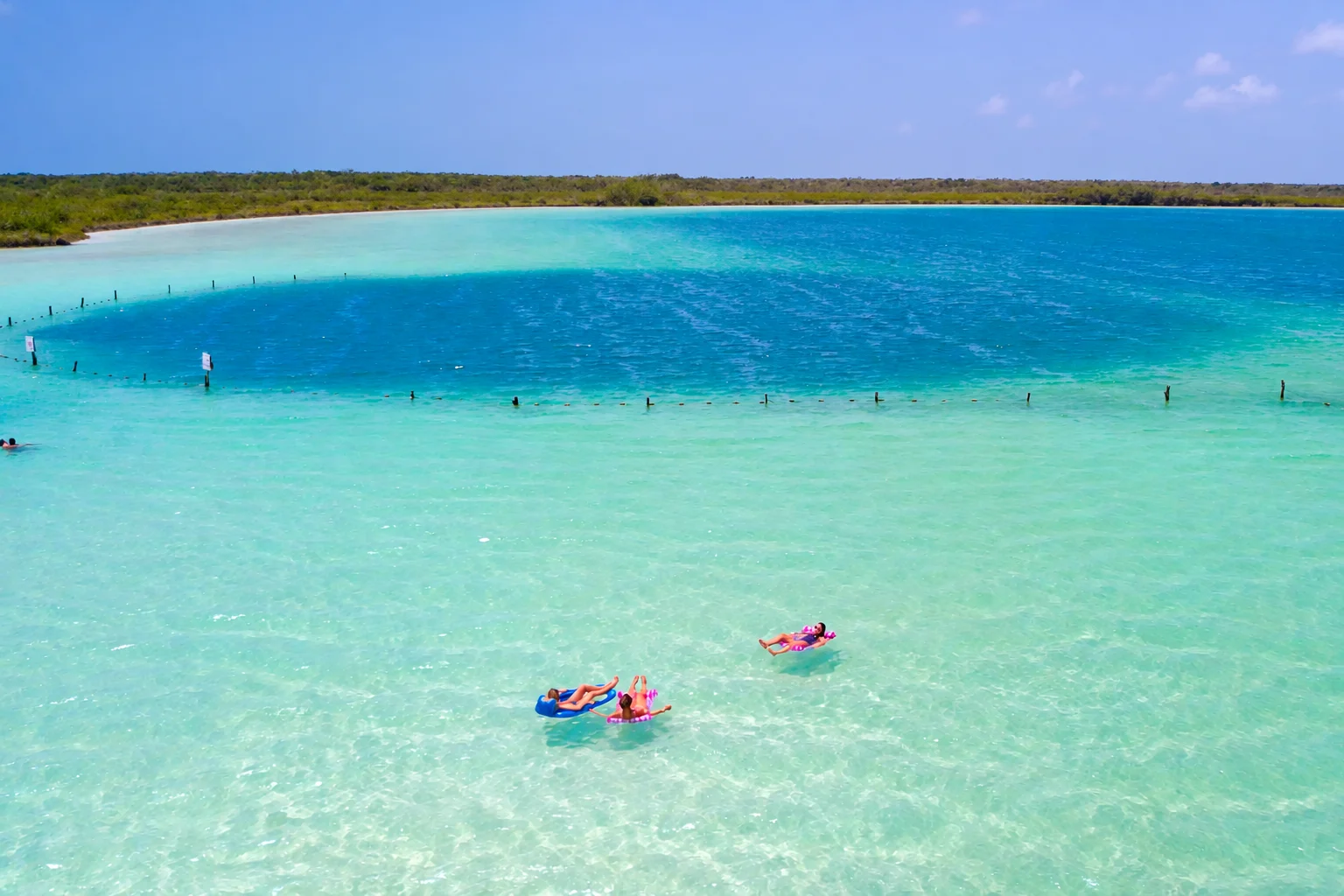 Las aguas poco profundas de color turquesa y el profundo centro azul de la Laguna Kaan Luum