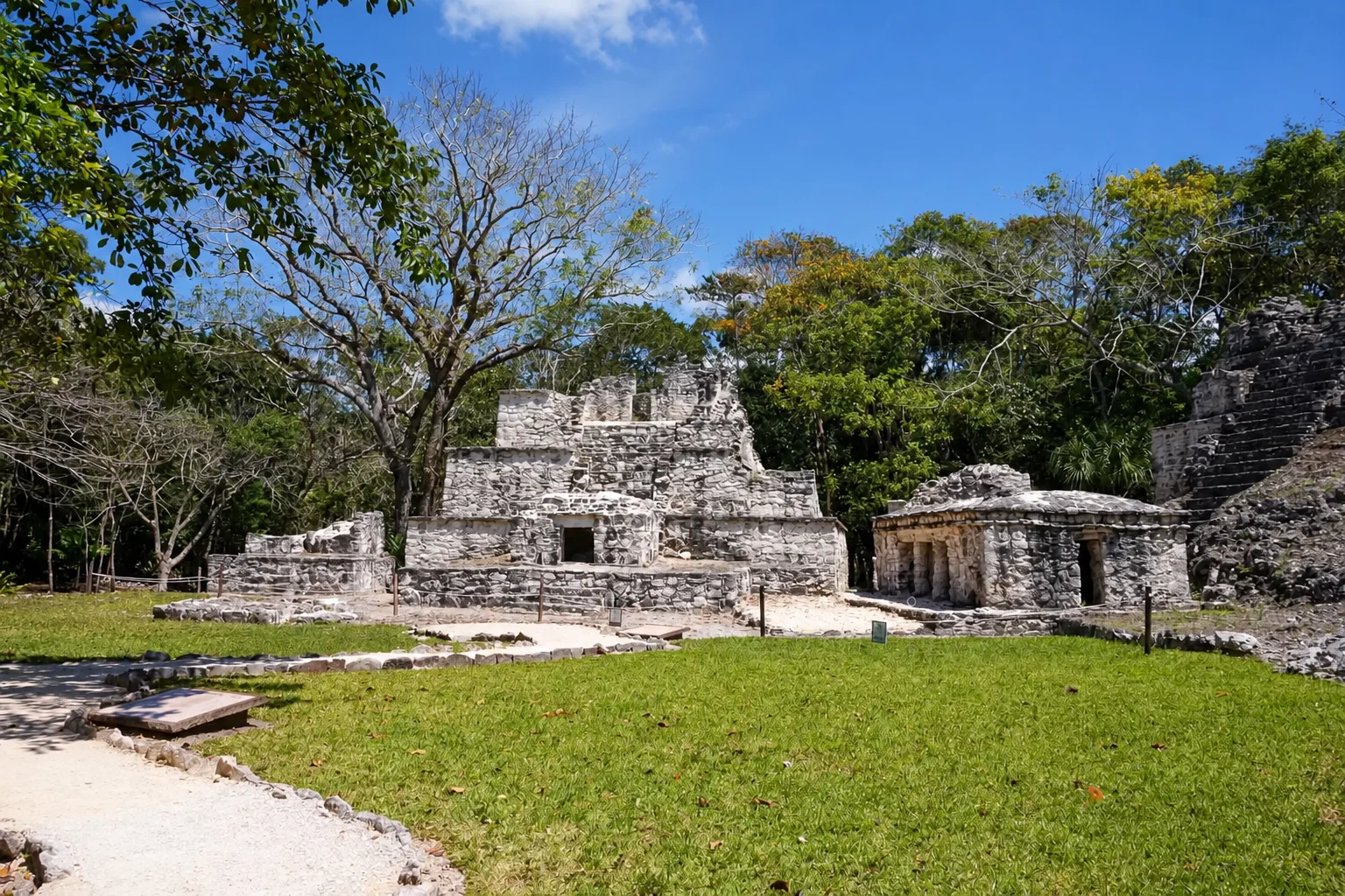 Templo maya y bosque circundante en el sitio arqueológico de Muyil