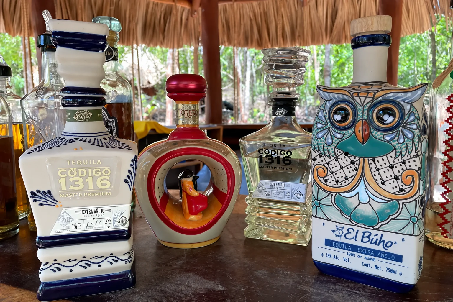 Botellas de tequila en una cata privada en la Riviera Maya