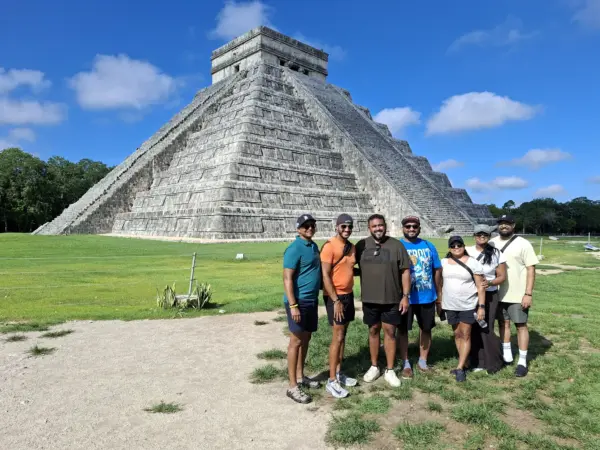 Visitantes frente a El Castillo durante un tour privado Chichén Itzá Express