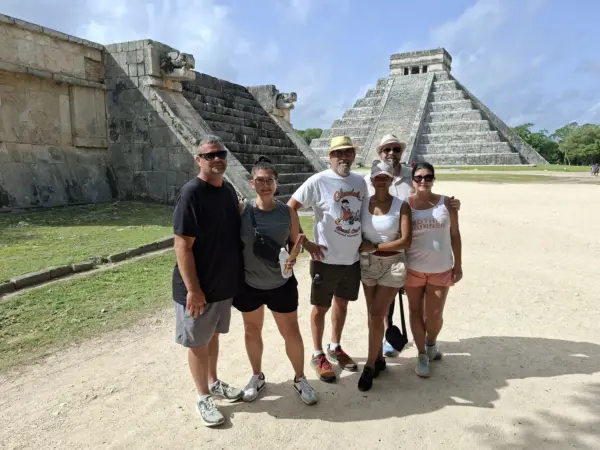 Visitantes junto a las ruinas y El Castillo durante un tour privado de Chichén Itzá