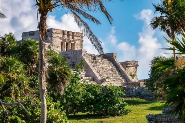 Grupo en mirador de Tulum durante tour privado desde Cancún