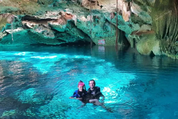 Snorkel en cenote Dos Ojos durante tour privado Tulum y cenote