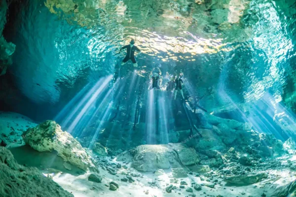 Cenote Dos Ojos con agua azul para snorkel