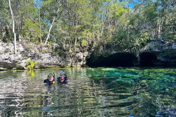 Nado en cenote Nicte Ha durante tour privado Tulum y cenote