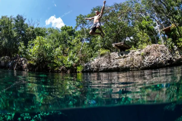 Salto al agua en cenote durante tour privado Tulum y cenote