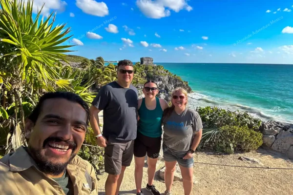 Visitantes con guía privado en las ruinas de Tulum