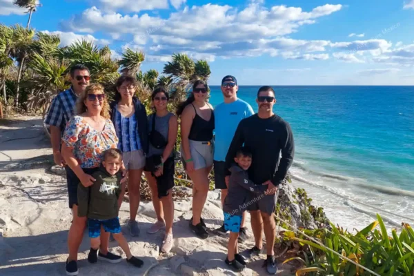Grupo visitando las ruinas de Tulum en tour privado