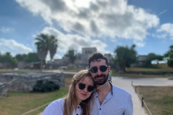 Pareja visitando las ruinas de Tulum en tour privado
